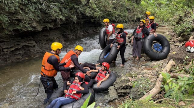 Keseruan mahasiswa KKN UNS 110 saat melakukan kunjungan Geowisata Santirah River Tubing, Desa Selasari, Kecamatan Parigi, Kabupaten Pangandaran (25/1/2026). (doc. KKN UNS 110)