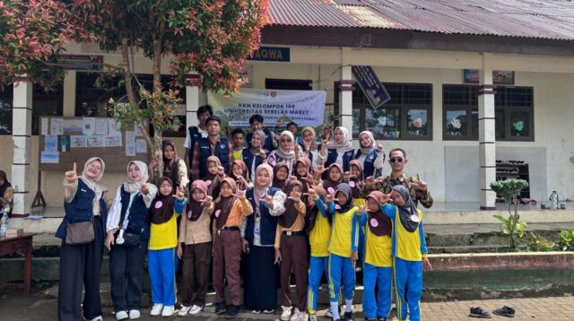 Mahasiswa KKN UNS 168 bersama peserta dan dewan juri berfoto setelah pelaksanaan lomba baca cerita rakyat di SD Negeri Pulus sebagai puncak kegiatan pembiasaan public speaking, Februari 2065. (doc. pribadi)