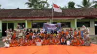 Mahasiswa KKN UNS Kelompok 167 berfoto bersama siswa sekolah dasar usai kegiatan Green Fun Day di Desa Pucungwetan (22/1/2026). (doc. pribadi)