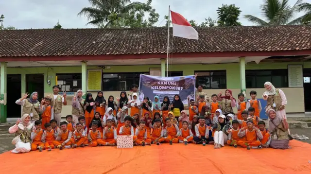 Mahasiswa KKN UNS Kelompok 167 berfoto bersama siswa sekolah dasar usai kegiatan Green Fun Day di Desa Pucungwetan (22/1/2026). (doc. pribadi)