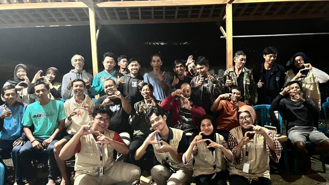 Mahasiswa KKN UNS Kelompok 135 berfoto bersama peserta pelatihan pemetaan durian, Jumat (13/2/2026). (doc. KKN UNS 135)