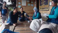 Mahasiswa KKN UNS Kelompok 175 dan UPT Puskesmas Cisimeut saat menggelar kegiatan cek kesehatan gratis bagi masyarakat adat Baduy di Desa Kanekes, Kabupaten Lebak, Banten, Sabtu (17/1/2026). (doc. pribadi)