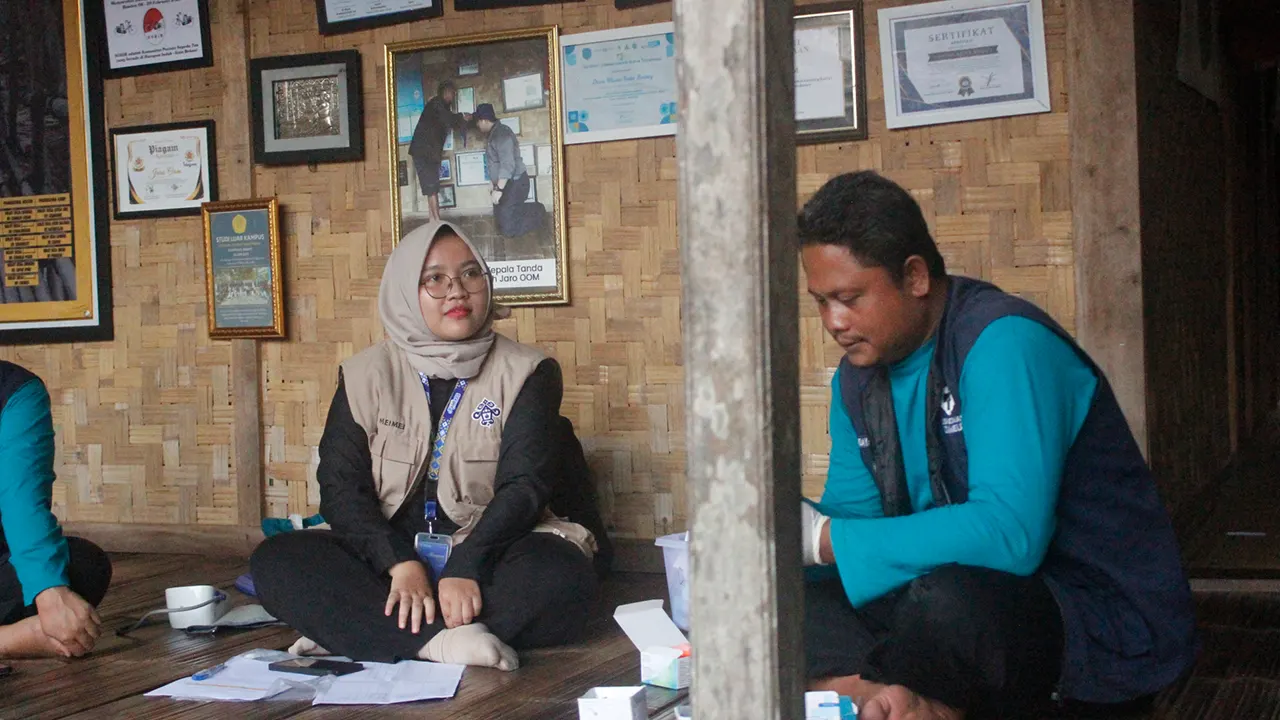Mahasiswa KKN UNS Kelompok 175 dan UPT Puskesmas Cisimeut saat menggelar kegiatan cek kesehatan gratis bagi masyarakat adat Baduy di Desa Kanekes, Kabupaten Lebak, Banten, Sabtu (17/1/2026). (doc. pribadi)