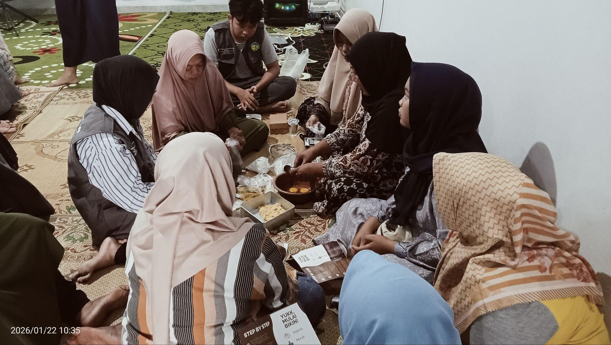 Mahasiswa KKN UNS dampingi ibu-ibu rumah tangga dalam praktik pembuatan Bolu Pikat pada Kamis (22/1/2026). (doc. Darinisna Humairo)