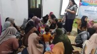 Mahasiswa KKN UNS dampingi ibu-ibu rumah tangga dalam praktik pembuatan Bolu Pikat pada Kamis (22/1/2026). (doc. Darinisna Humairo)