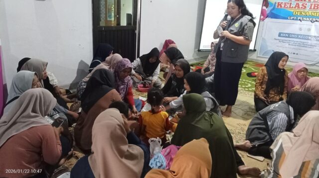 Mahasiswa KKN UNS dampingi ibu-ibu rumah tangga dalam praktik pembuatan Bolu Pikat pada Kamis (22/1/2026). (doc. Darinisna Humairo)