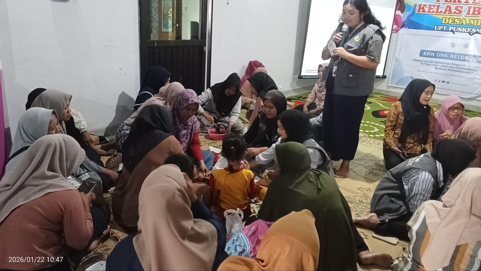 Mahasiswa KKN UNS dampingi ibu-ibu rumah tangga dalam praktik pembuatan Bolu Pikat pada Kamis (22/1/2026). (doc. Darinisna Humairo)