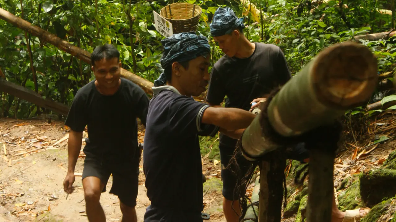 Mahasiswa KKN bersama warga masyarakat Baduy bergotong royong memasang pegangan tangga dari bambu di jalur akses Desa Kanekes, Kabupaten Lebak, Banten. (doc. pribadi)