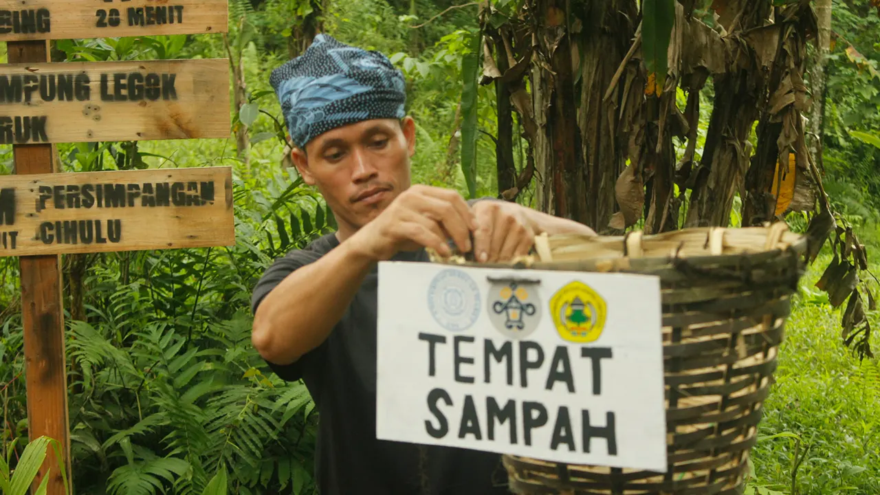 Proses pemasangan wadah pemilahan sampah di sejumlah titik strategis sepanjang jalur wisata. (27/1/2026). (doc. pribadi)