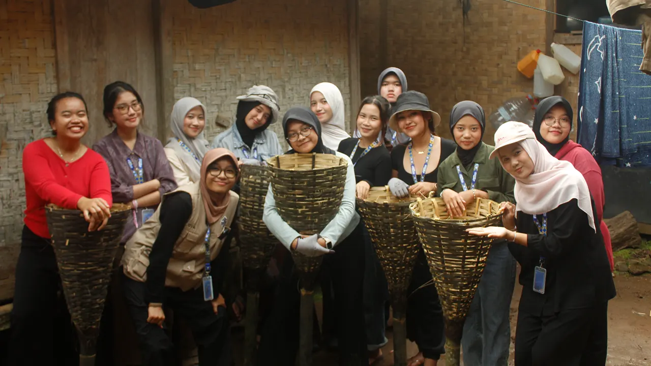 Dokumentasi bersama setelah pembuatan wadah pemilahan sampah dengan teknik anyaman bambu tradisional. (doc. pribadi)