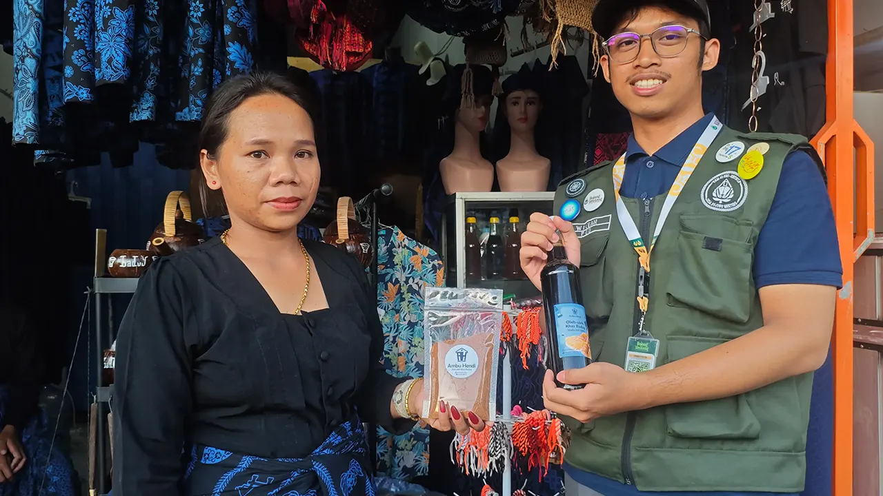 Mahasiswa KKN dan pemilik Toko Ambu Hendi berfoto bersama sambil menunjukan produk yang telah di rebranding. (doc. pribadi)