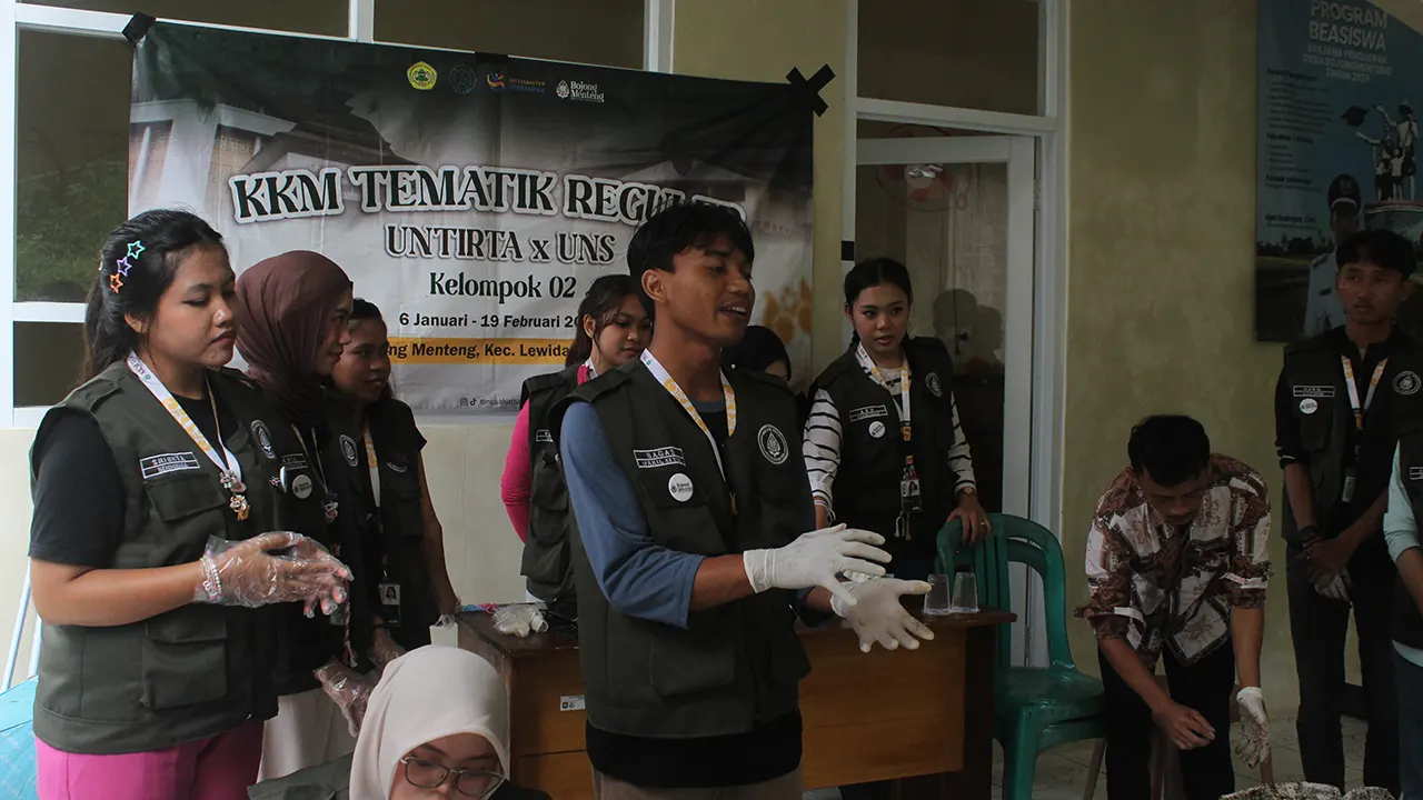 Mahasiswa KKN saat memaparkan materi penyuluhan pembuatan pupuk kompos dari limbah organik rumah tangga di Desa Bojong Menteng, Kecamatan Leuwidamar, Kabupaten Lebak, Banten, Kamis (22/1/2026). (doc. pribadi)