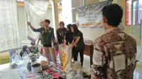 Praktik pembuatan pupuk kompos dari limbah organik rumah tangga di Desa Bojong Menteng, Kecamatan Leuwidamar, Kabupaten Lebak, Banten, Kamis (22/1/2026). (doc. pribadi)