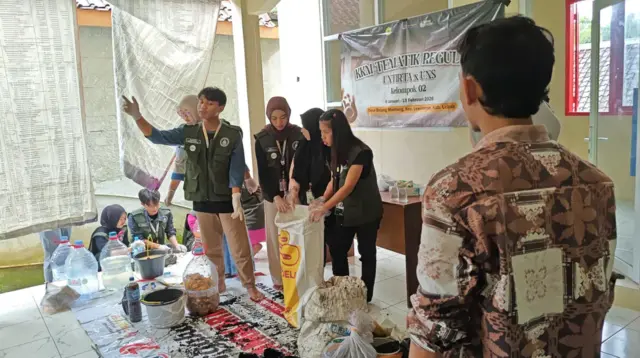 Praktik pembuatan pupuk kompos dari limbah organik rumah tangga di Desa Bojong Menteng, Kecamatan Leuwidamar, Kabupaten Lebak, Banten, Kamis (22/1/2026). (doc. pribadi)