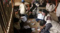 Mahasiswa saat melakukan pendampingan pelaksanaan program penguatan literasi anak usia dini melalui kegiatan membaca, bercerita, dan mewarnai di RA Nurul Ilmi, Lembah Barokah Ciboleger, Kecamatan Leuwidamar, Kabupaten Lebak, Provinsi Banten, pada Rabu (14/1/2026). (doc. pribadi)