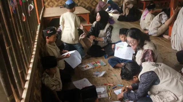 Mahasiswa saat melakukan pendampingan pelaksanaan program penguatan literasi anak usia dini melalui kegiatan membaca, bercerita, dan mewarnai di RA Nurul Ilmi, Lembah Barokah Ciboleger, Kecamatan Leuwidamar, Kabupaten Lebak, Provinsi Banten, pada Rabu (14/1/2026). (doc. pribadi)