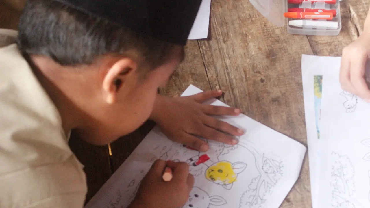 Anstusias peserta program penguatan literasi anak usia dini melalui kegiatan mewarnai di RA Nurul Ilmi, Lembah Barokah Ciboleger, Kecamatan Leuwidamar, Kabupaten Lebak, Provinsi Banten, pada Rabu (14/1/2026). (doc. pribadi)
