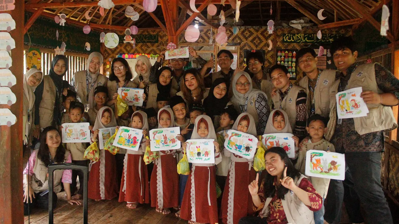 Dokumentasi bersama setelah pelaksanaan program penguatan literasi anak usia dini melalui kegiatan membaca, bercerita, dan mewarnai di RA Nurul Ilmi, Lembah Barokah Ciboleger, Kecamatan Leuwidamar, Kabupaten Lebak, Provinsi Banten, pada Rabu (14/1/2026). (doc. pribadi)