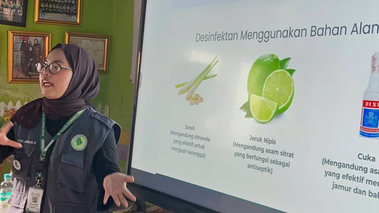 Pemaparan materi edukasi pembuatan biosekuriti dan disinfektan mandiri di Kampung Cimuntur, Desa Cisimeut Raya, Kecamatan Leuwidamar, Kabupaten Lebak, Banten, pada Sabtu (24/1/2026). (doc. pribadi)