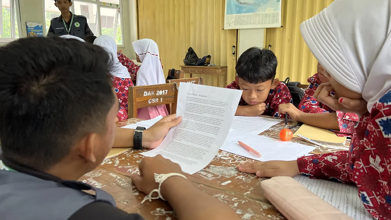 Mahasiswa KKN saat mendampingi siswa dalam pelaksanaan program penguatan literasi anak berbasis budaya lokal di SDN 1 Cisimeut Raya, Kecamatan Leuwidamar, Kabupaten Lebak, Banten, pada Selasa (21/1/2026). (doc. pribadi)