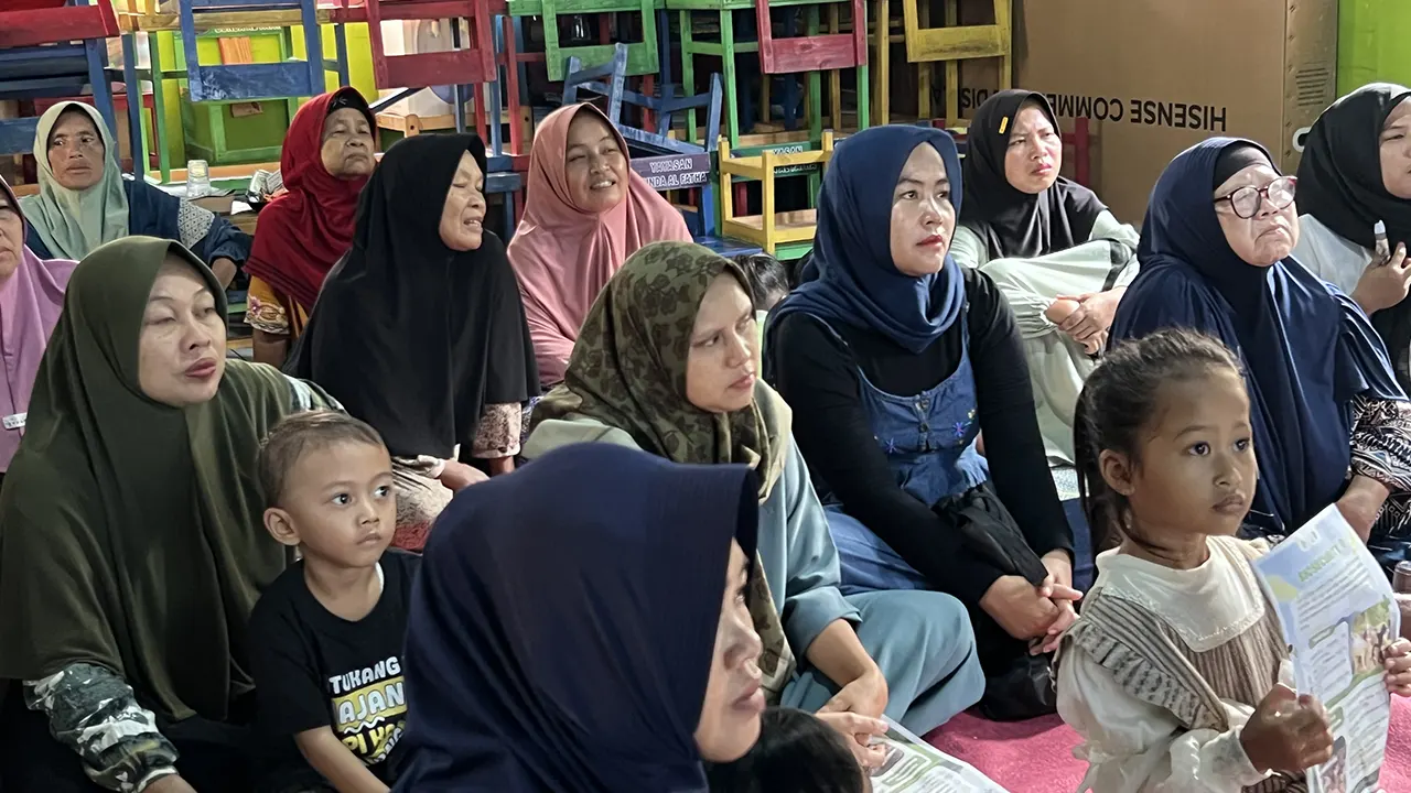 Antusias peserta menyimak materi edukasi pembuatan biosekuriti dan disinfektan mandiri di Kampung Cimuntur, Desa Cisimeut Raya, Kecamatan Leuwidamar, Kabupaten Lebak, Banten, pada Sabtu (24/1/2026).. (doc. pribadi)