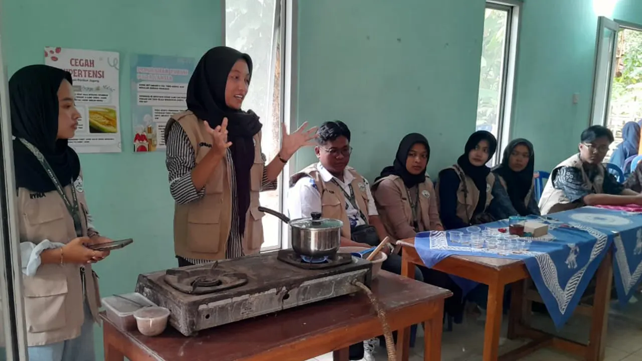Pemaparan materi terkait kesehatan lansia dan manfaat teh rambut jagung oleh penanggung jawab. (doc. pribadi)