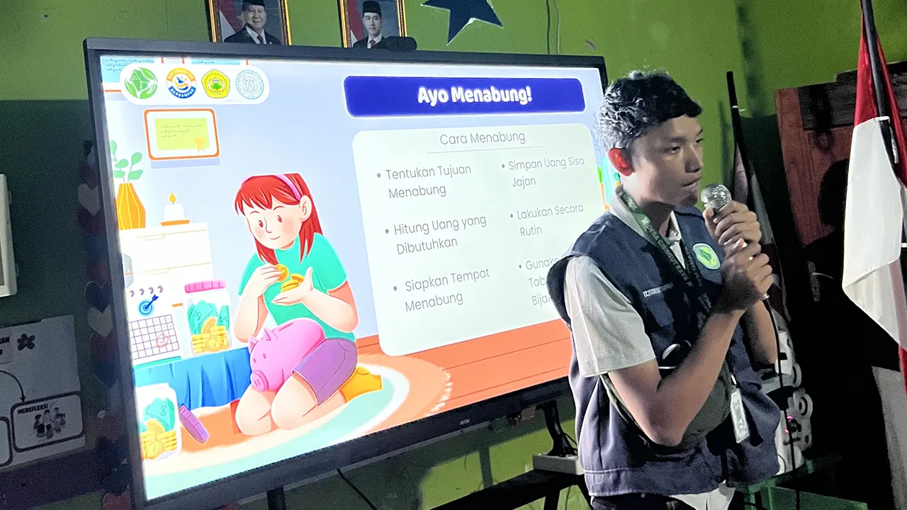 Pemaparan materi edukasi literasi keuangan bagi anak-anak di Kampung Cimuntur, Desa Cisimeut Raya, Kabupaten Lebak, Banten, Senin (10/1/2026). (doc. pribadi)