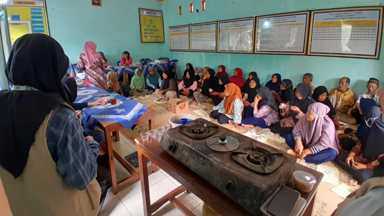Pembagian seduhan teh rambut jagung kepada peserta posyandu ILP lansia. (doc. pribadi)