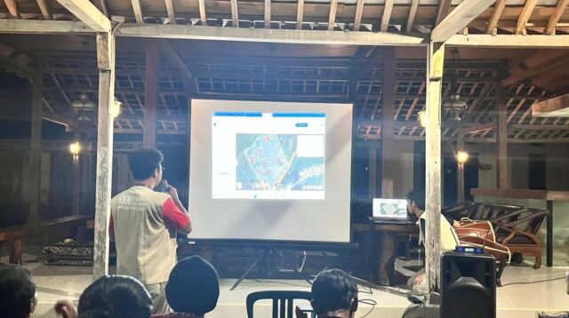 Penyampaian materi oleh mahasiswa KKN UNS mengenai salah satu fitur peta durian dalam website, Kamis (12/2/2026). (doc. KKN UNS 135)