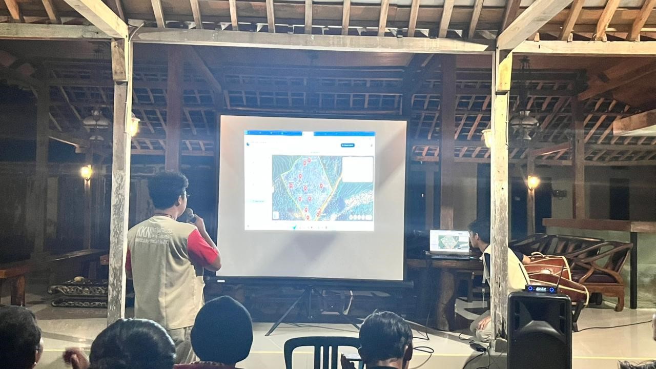 Penyampaian materi oleh mahasiswa KKN UNS mengenai salah satu fitur peta durian dalam website, Kamis (12/2/2026). (doc. KKN UNS 135)