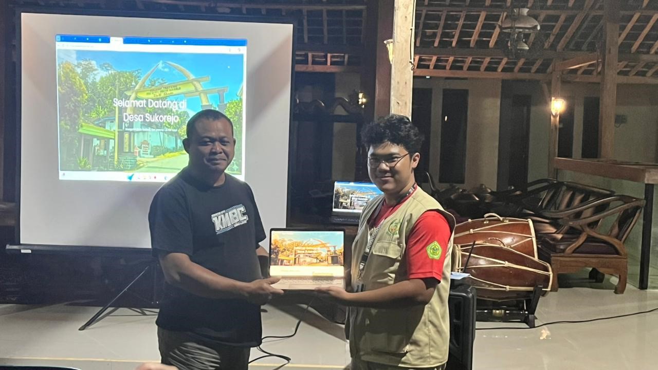 Penyerahan website Desa Wisata Sukorejo kepada Kepala Desa Sukorejo, Kamis (12/2/2026). (doc. KKN UNS 135)