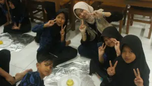 Percobaan Lava Lamp menunjukkan fenomena reaksi antara cairan dengan kepadatan berbeda yang menghasilkan efek visual menyerupai lampu lava. (doc. pribadi)