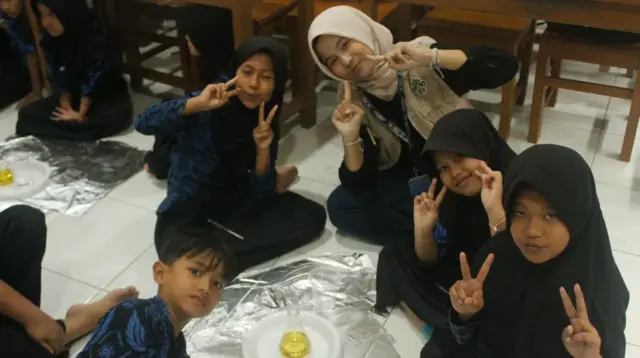 Percobaan Lava Lamp menunjukkan fenomena reaksi antara cairan dengan kepadatan berbeda yang menghasilkan efek visual menyerupai lampu lava. (doc. pribadi)