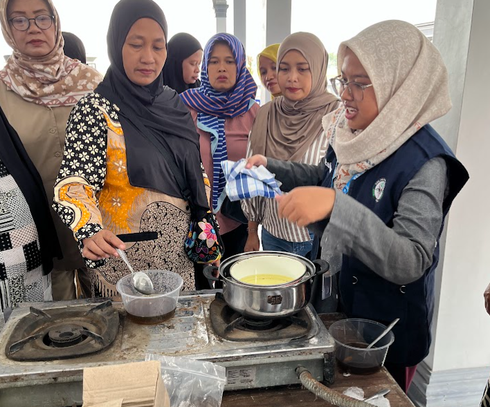 Praktik pembuatan lilin aromaterapi dari minyak jelantah di Desa Sambi, Sambirejo, Sragen, Senin (26/1/2026). (doc. pribadi)