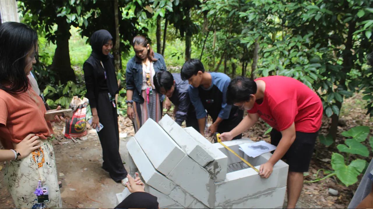 Proses pembangunan Rocket Stove. (doc. pribadi)