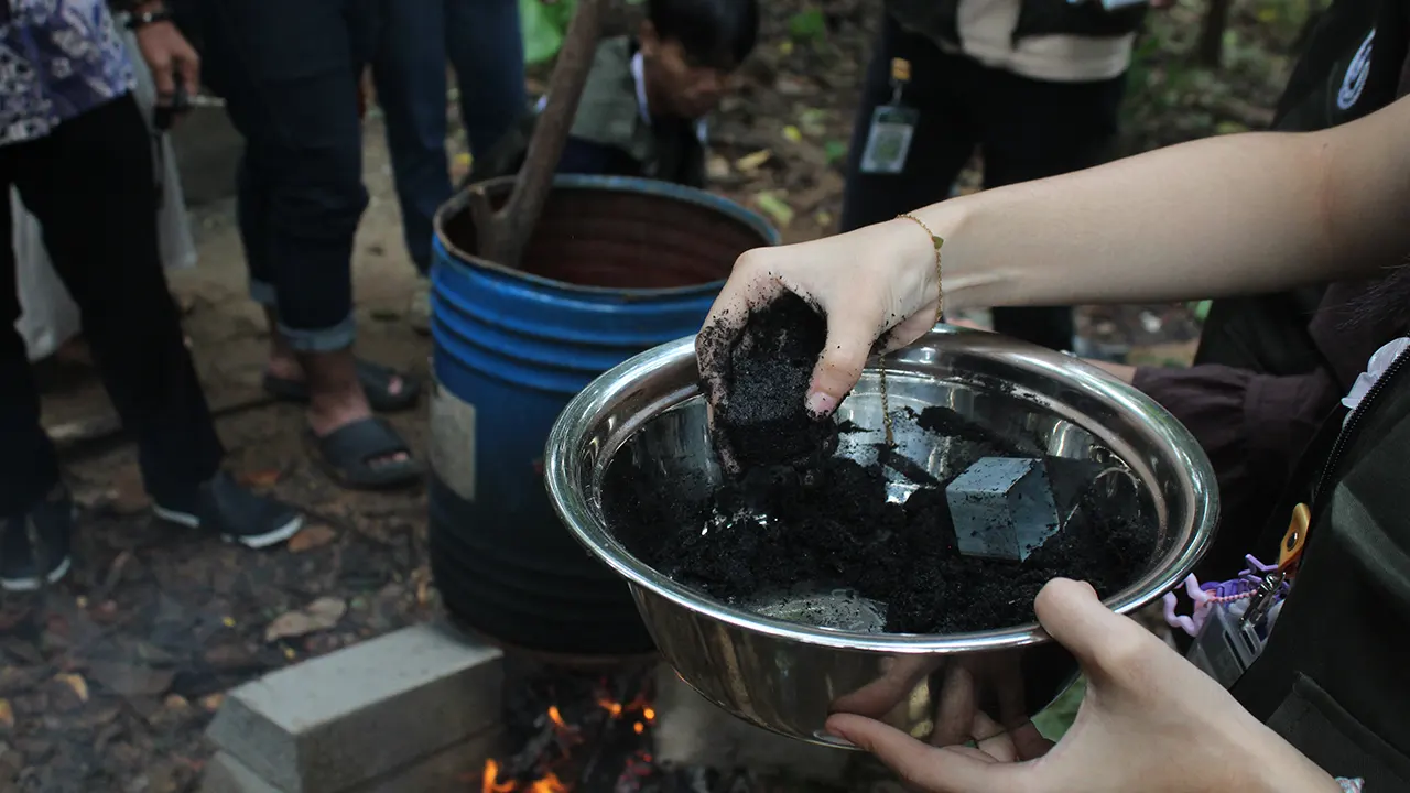 Demonstrasi pembuatan biobriket. (doc. pribadi)