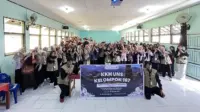 Sebanyak 104 siswa kelas IX SMP Negeri 3 Sukoharjo berfoto bersama Mahasiswa KKN Universitas Sebelas Maret (UNS) Kelompok 167 usai mengikuti sosialisasi motivasi pendidikan di Desa Pucungwetan, Kecamatan Sukoharjo, Kabupaten Wonosobo, Sabtu (17/1/2026). (doc. pribadi)