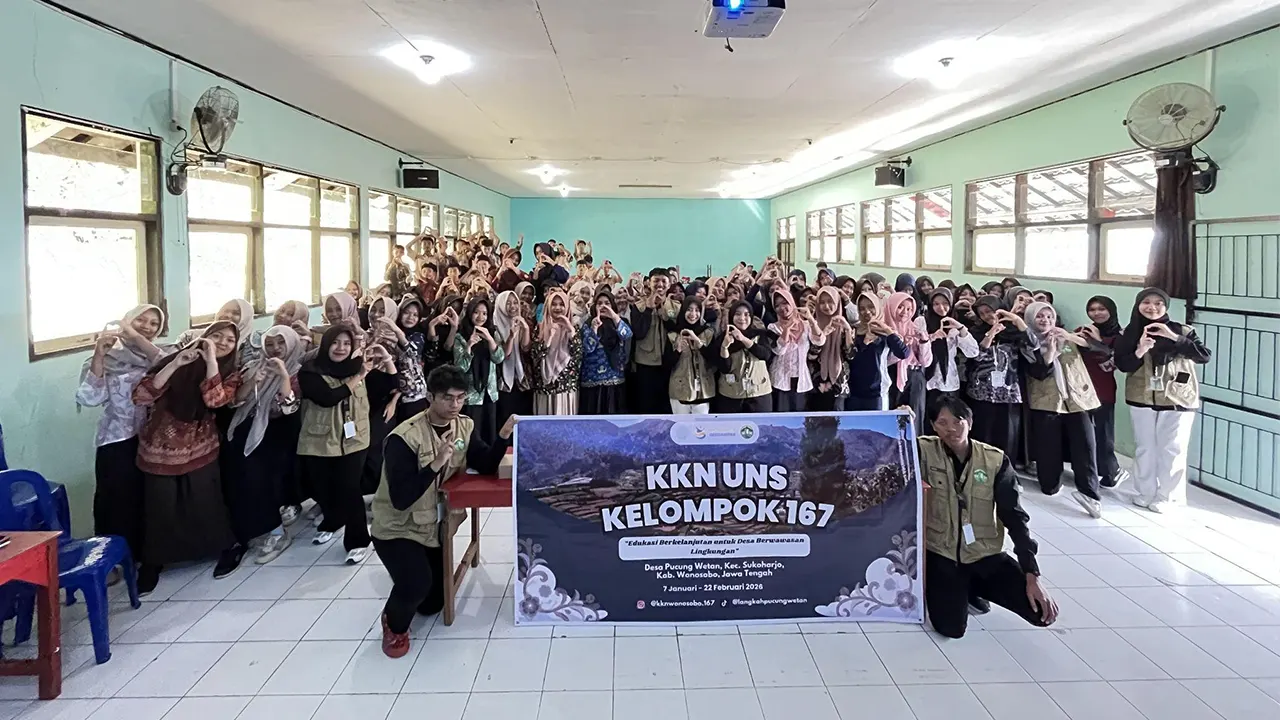 Sebanyak 104 siswa kelas IX SMP Negeri 3 Sukoharjo berfoto bersama Mahasiswa KKN Universitas Sebelas Maret (UNS) Kelompok 167 usai mengikuti sosialisasi motivasi pendidikan di Desa Pucungwetan, Kecamatan Sukoharjo, Kabupaten Wonosobo, Sabtu (17/1/2026). (doc. pribadi)
