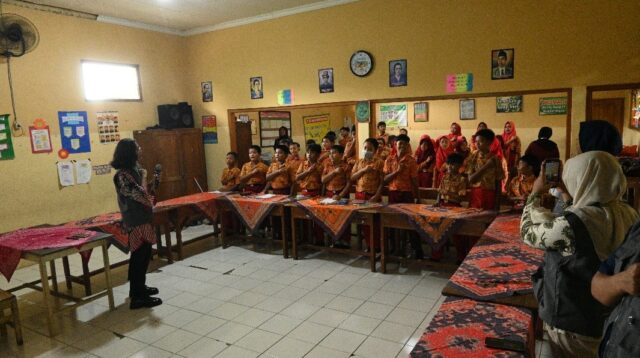 Siswa SD Kaliwedi 1 mengikuti edukasi anti-bullying yang diselenggarakan oleh mahasiswa KKN Reguler 136 UNS, Rabu (21/1/2026). (doc. pribadi)