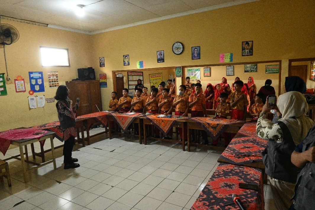 Siswa SD Kaliwedi 1 mengikuti edukasi anti-bullying yang diselenggarakan oleh mahasiswa KKN Reguler 136 UNS, Rabu (21/1/2026). (doc. pribadi)