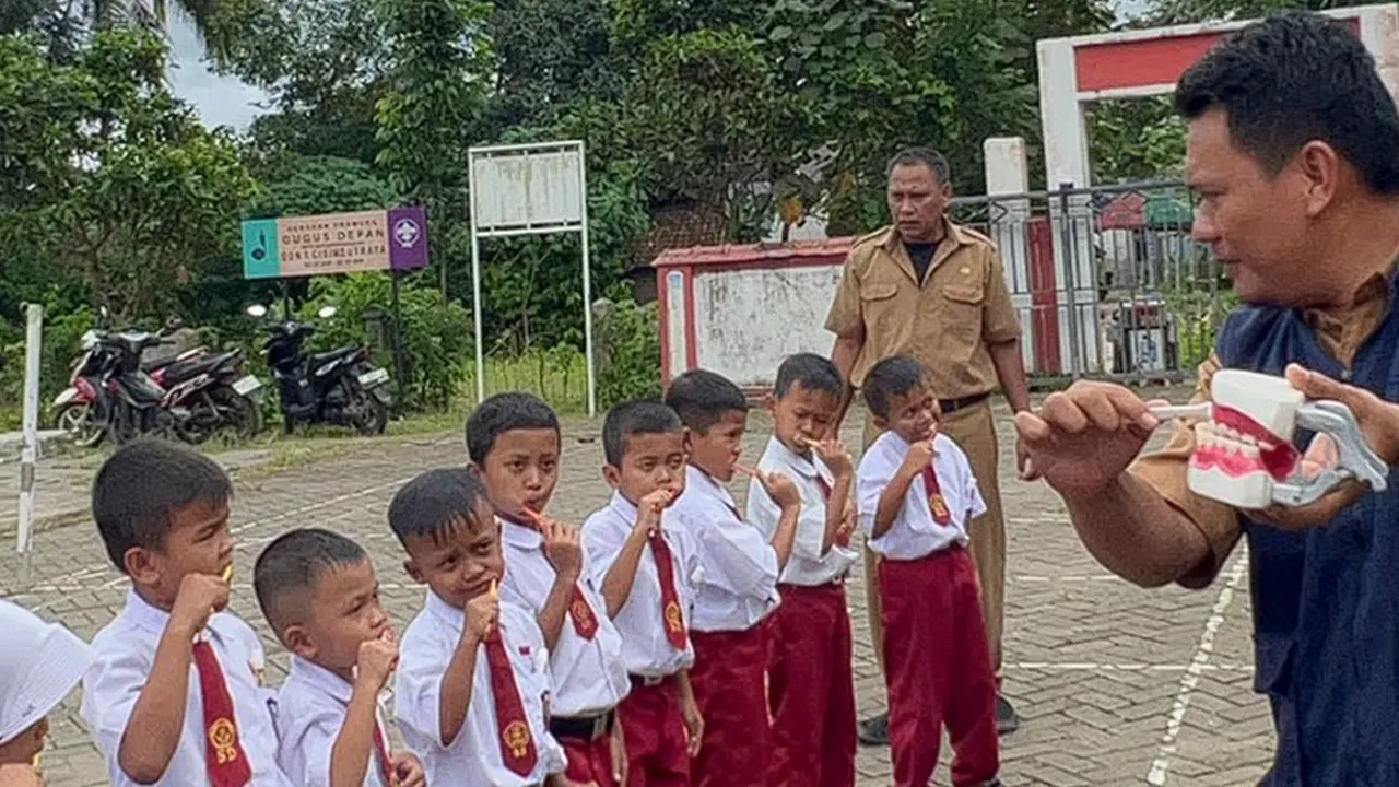 Siswa saat mengikuti praktik menyikat gigi yang benar. (doc. pribadi)