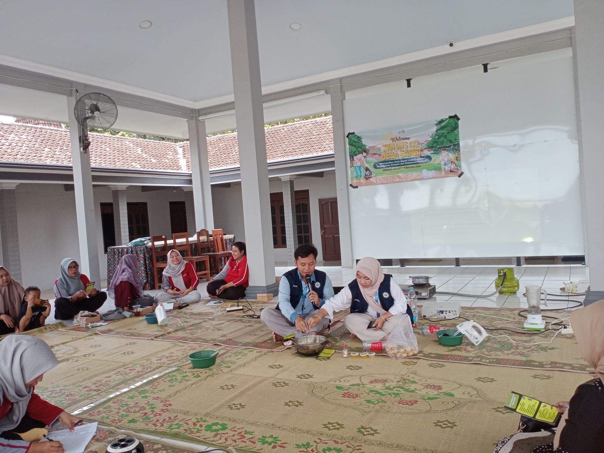 Sosialisasi dan Praktik Pembuatan Es Krim Pisang sebagai Bentuk Pemanfaatan Potensi Pangan di Desa Sambi, Sambirejo, Sragen, Kamis (12/2/2026). (doc. pribadi)