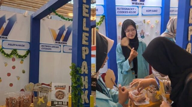 Tim mahasiswa Universitas Sebelas Maret memberikan penjelasan mengenai produk inovasi "PELEPAHKOE" kepada pengunjung dalam kegiatan Demo Day WIBAWA. (doc. PELEPAHKOE)