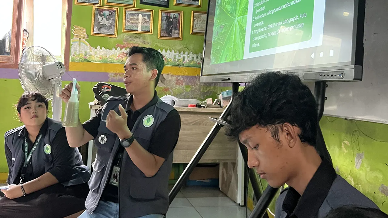 Pemaparan materi pelatihan pembuatan pestisida nabati berbahan dasar daun pepaya bagi petani di Desa Cisimeut Raya, Kabupaten Lebak, Banten, Sabtu (31/1/2026). (doc. pribadi)