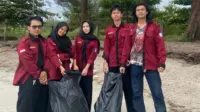 Sejumlah mahasiswa Fakultas Hukum Universitas Bangka Belitung berpose usai melakukan aksi bersih pantai di kawasan Pantai Pasir Padi. (doc. pribadi) Sejumlah mahasiswa Fakultas Hukum Universitas Bangka Belitung berpose usai melakukan aksi bersih pantai di kawasan Pantai Pasir Padi. (doc. pribadi)