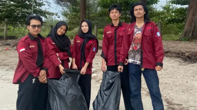 Sejumlah mahasiswa Fakultas Hukum Universitas Bangka Belitung berpose usai melakukan aksi bersih pantai di kawasan Pantai Pasir Padi. (doc. pribadi)