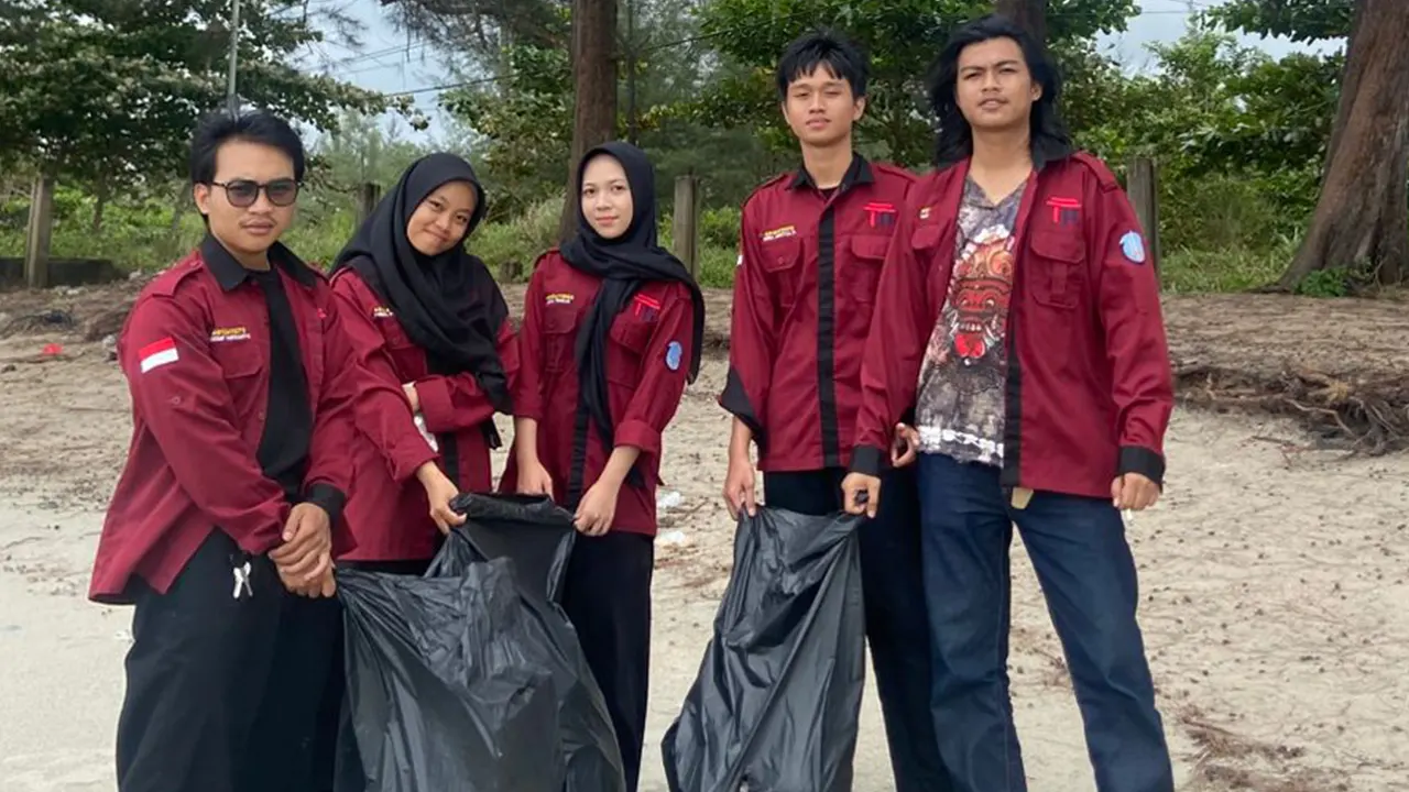 Sejumlah mahasiswa Fakultas Hukum Universitas Bangka Belitung berpose usai melakukan aksi bersih pantai di kawasan Pantai Pasir Padi. (doc. pribadi)