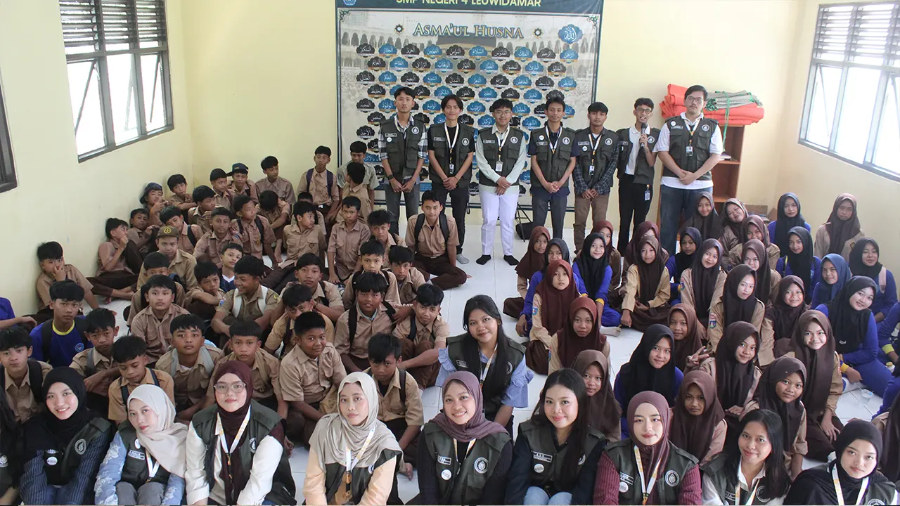 Dokumentasi bersama setelah pelaksanaan kegiatan sosialisasi kesadaran anti-bullying dan pencegahan pelecehan seksual di SMPN 04 Bojong Menteng, Kecamatan Leuwidamar, Kabupaten Lebak, Provinsi Banten, Jumat (9/1/2026). . (doc. pribadi)