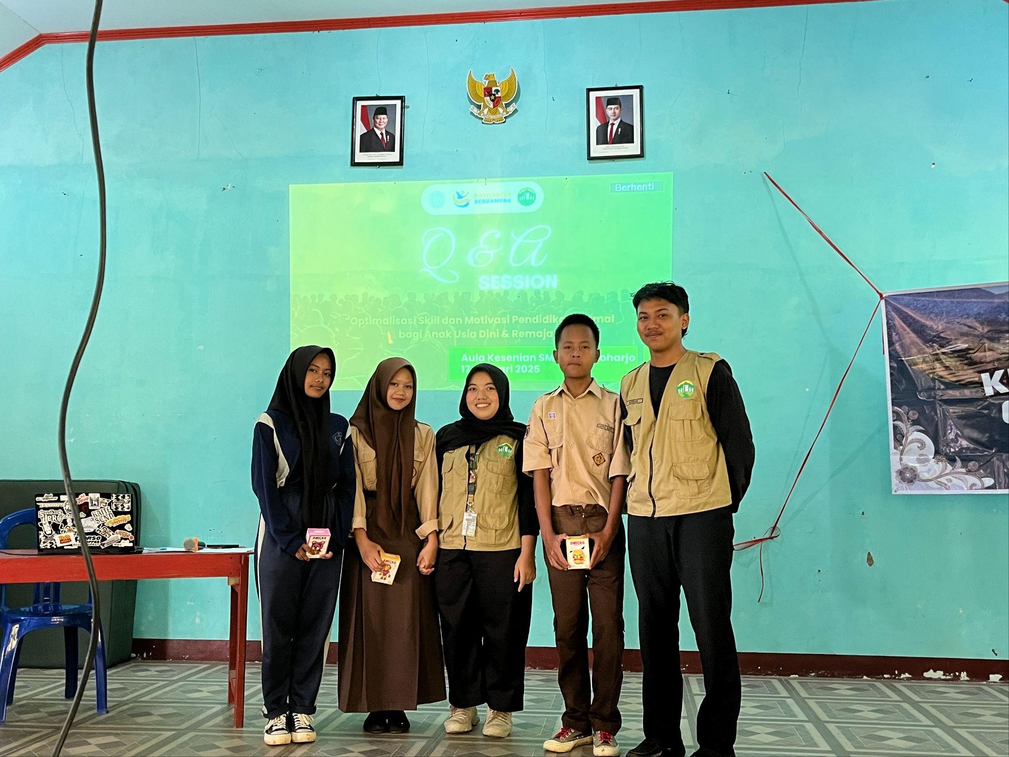 Pemberian hadiah kepada siswa kelas IX SMP Negeri 3 Sukoharjo yang aktif saat mengikuti sosialisasi motivasi pendidikan di Desa Pucungwetan, Kecamatan Sukoharjo, Kabupaten Wonosobo, Sabtu (17/1/2026). (doc. pribadi)