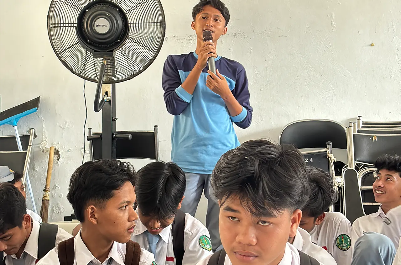 Salah satu siswa bertanya saat edukasi pemeliharaan lingkungan bagi siswa SMAN 2 Leuwidamar, Kecamatan Leuwidamar, Kabupaten Lebak, Banten, pada Senin (26/1/2026). (doc. pribadi)